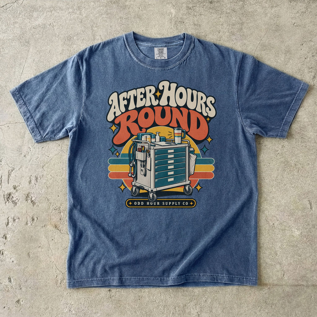 After Hours Round Retro-Pflegewagen-Motiv auf einem Comfort Colors T-Shirt in Denim