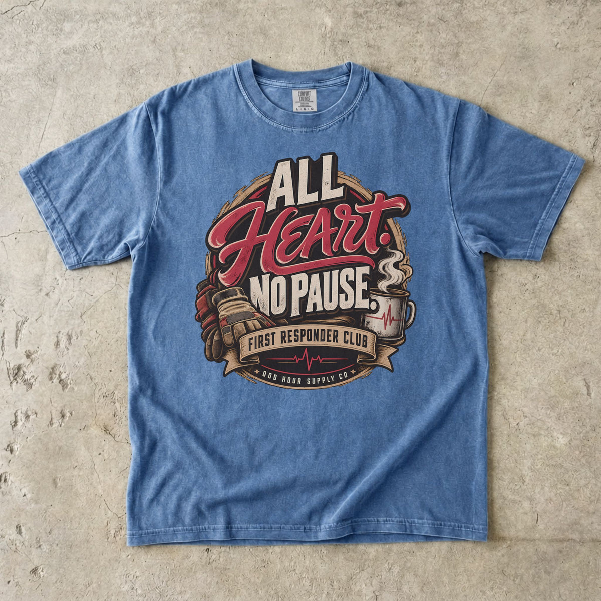 Comfort Colors 1717 T-Shirt in Washed Denim mit All Heart No Pause Frontmotiv, Einsatzhandschuhen, Kaffeebecher und Odd Hour Supply Schriftzug.
