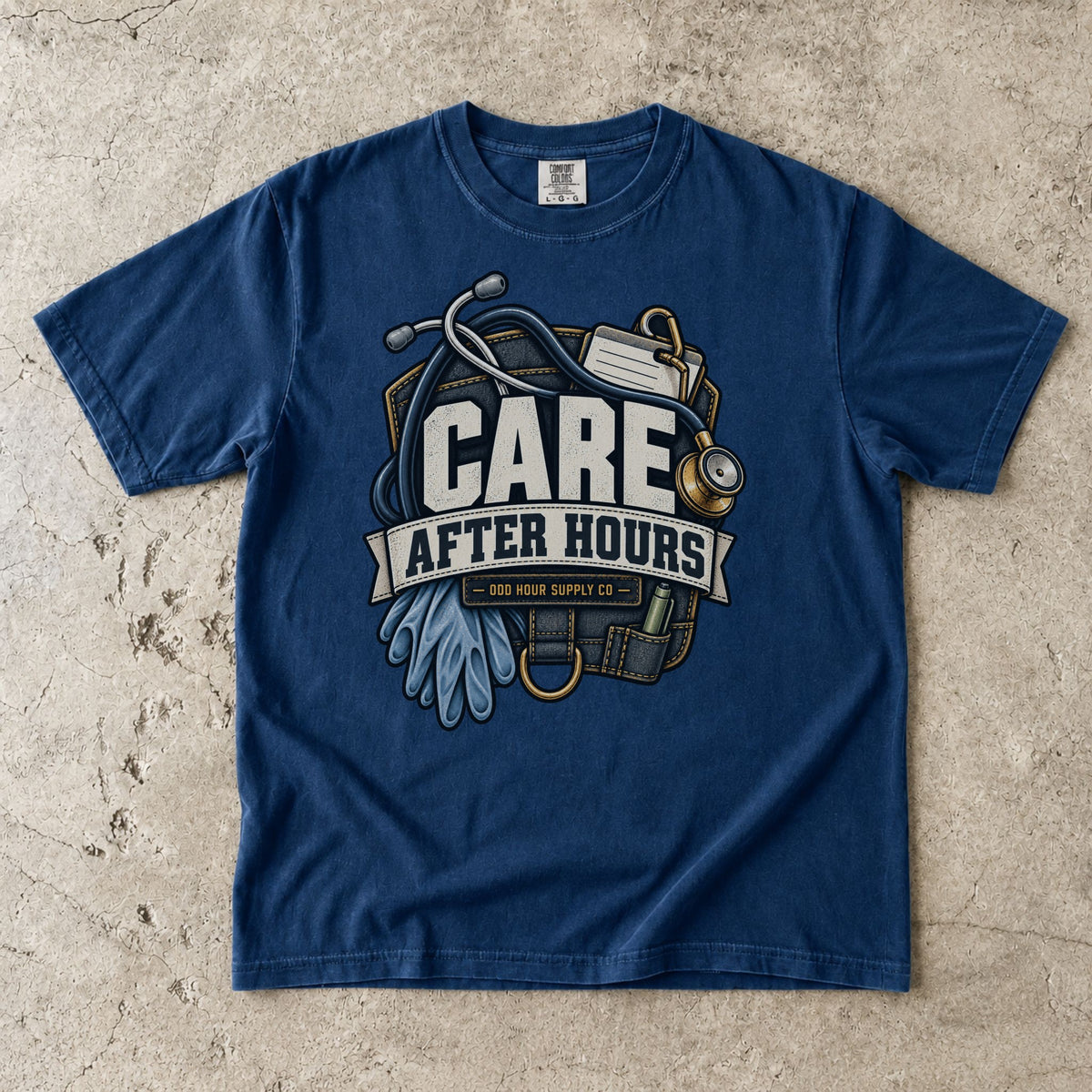 Care After Hours Pflege-Workwear-Motiv auf einem Comfort Colors T-Shirt in Navy
