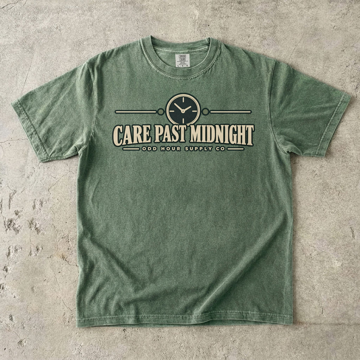 Care Past Midnight Vintage-Uhr-Motiv auf einem Comfort Colors T-Shirt in Moss