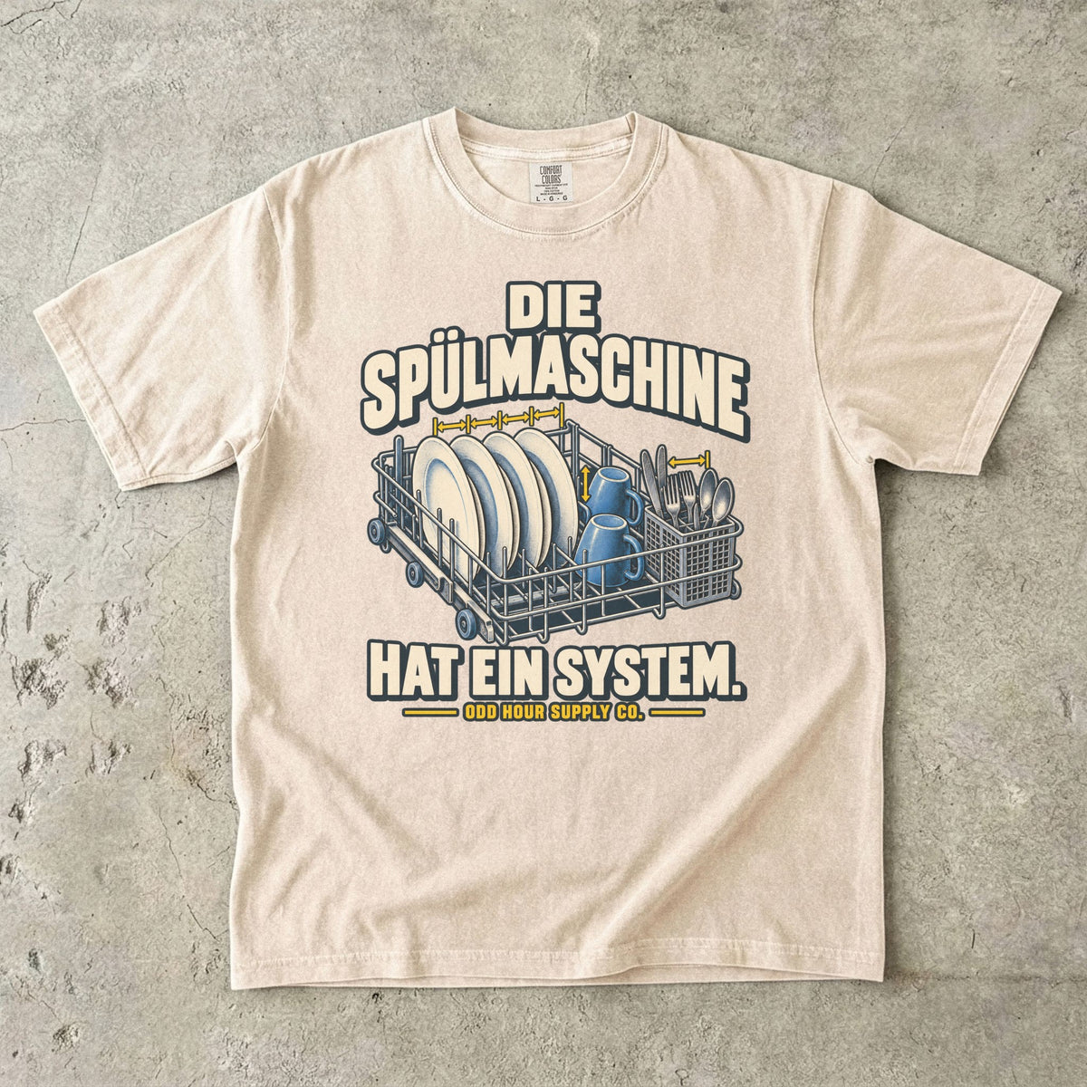 Comfort Colors 1717 T-Shirt in Ivory: Spülmaschinenkorb mit Tellern, Tassen, Besteck und Maßpfeilen, dazu DIE SPÜLMASCHINE HAT EIN SYSTEM. und ODD HOUR SUPPLY CO.