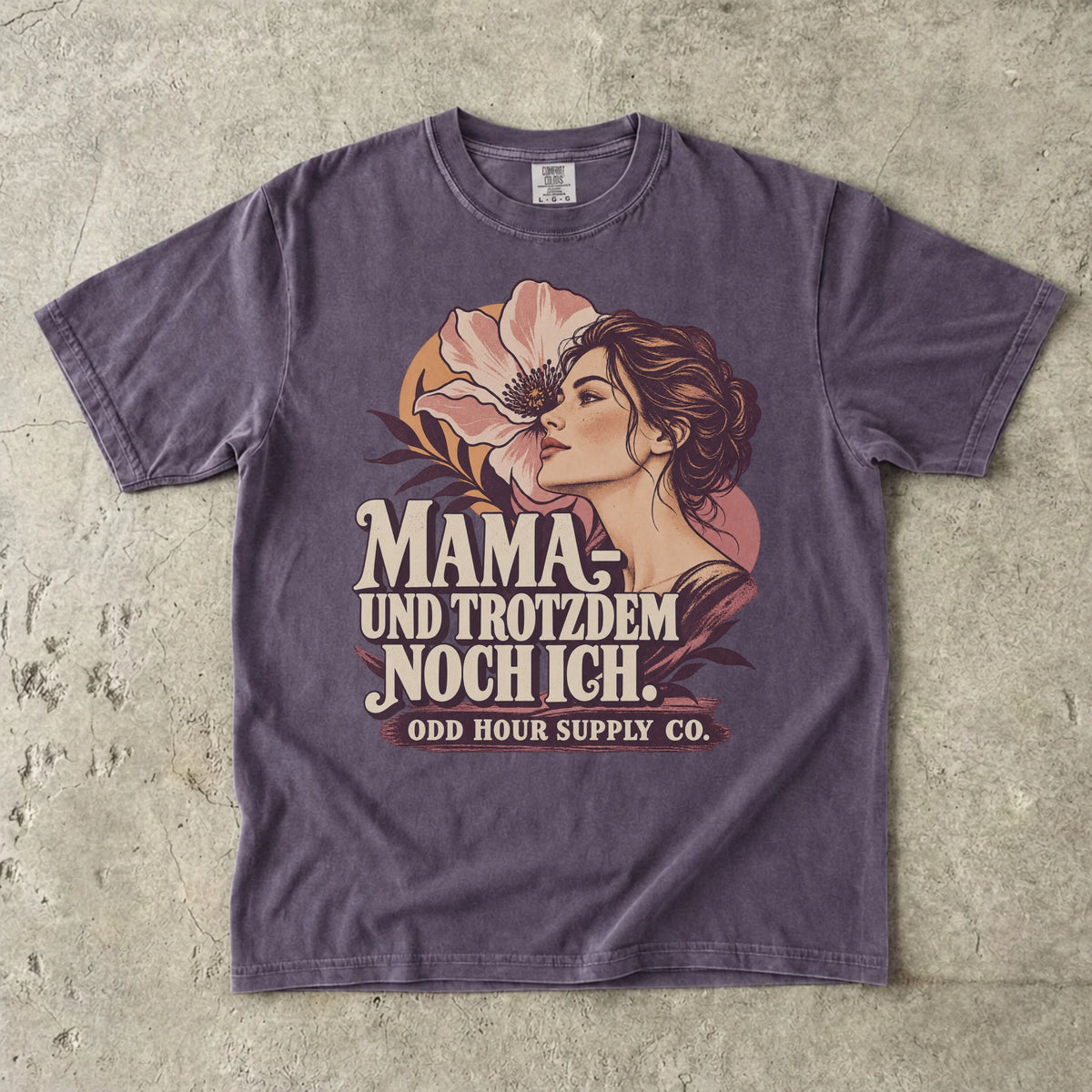 Comfort Colors 1717 T-Shirt in Wine mit dem Motiv „Mama – und trotzdem noch ich“ mit Frauenporträt und Blume, Vorderansicht