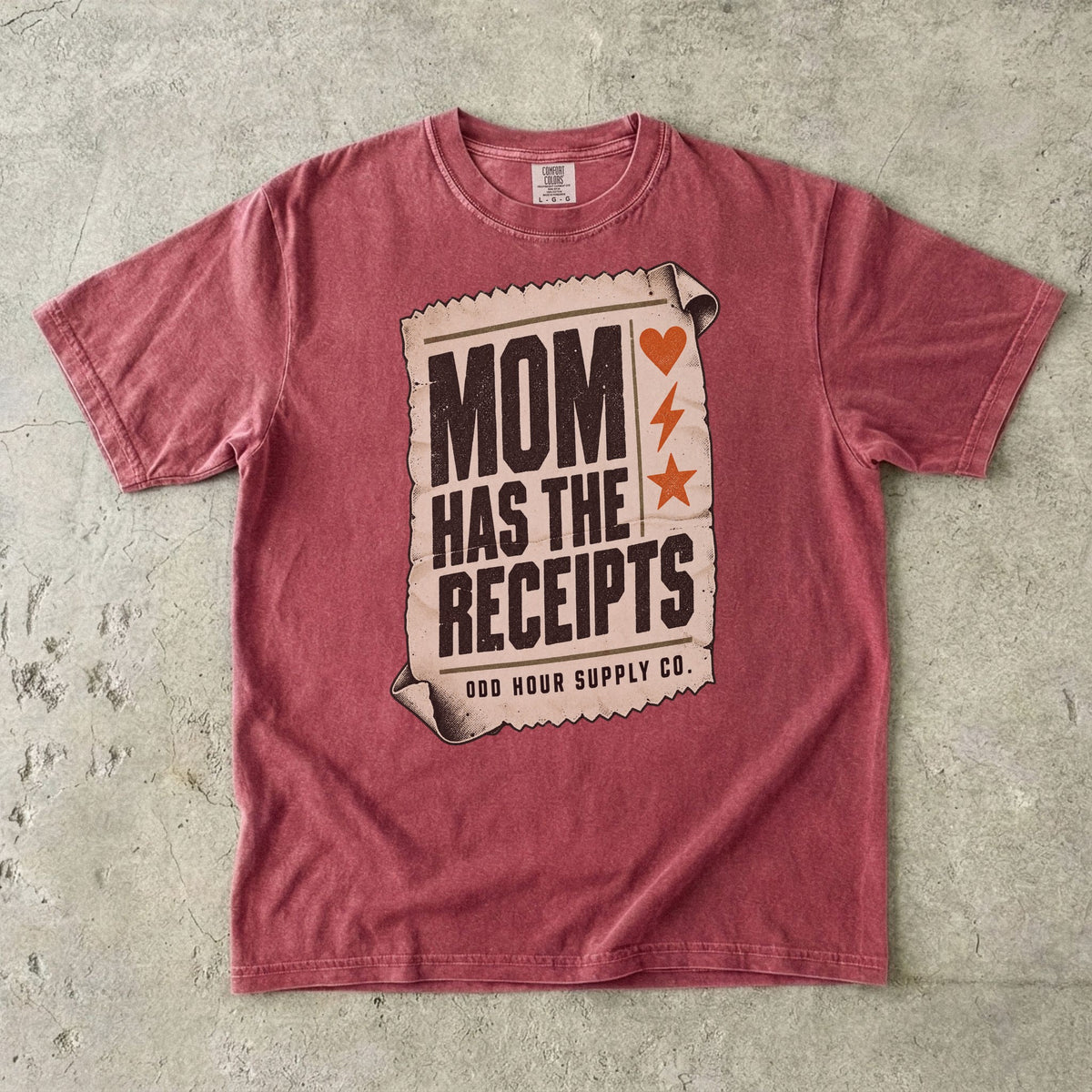 Comfort Colors 1717 T-Shirt in Brick mit cremefarbenem Kassenbon, schwarzer Mom Has the Receipts-Schrift und orangefarbenem Herz, Blitz und Stern.