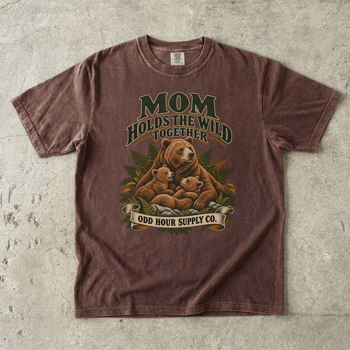 Comfort Colors 1717 T-Shirt in Espresso mit Bärenmutter, zwei Bärenjungen, Farnen und der Aufschrift Mom Holds the Wild Together.