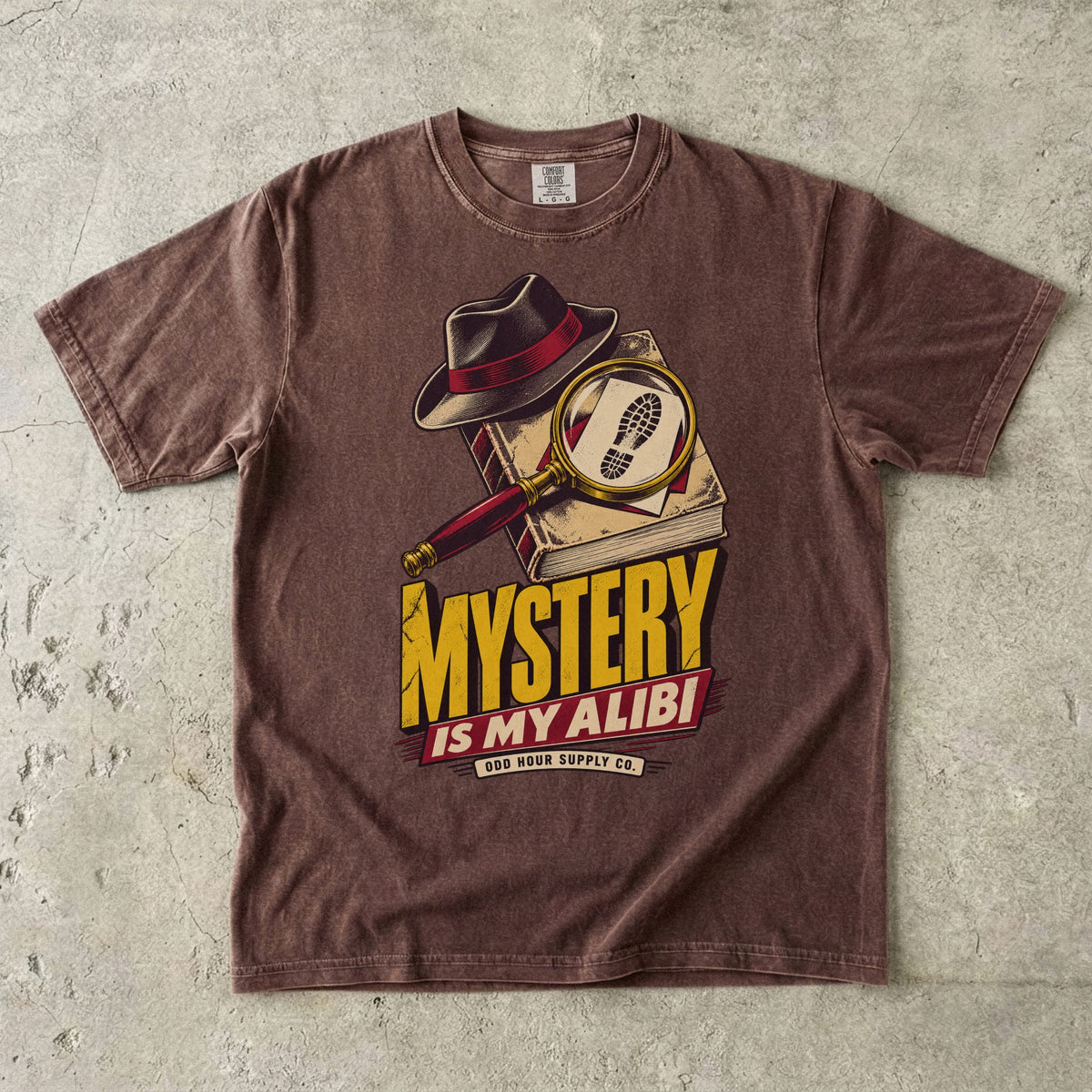 T-Shirt in Espresso mit Detektivhut, Lupe und gelb-rotem MYSTERY IS MY ALIBI von Odd Hour Supply Co.