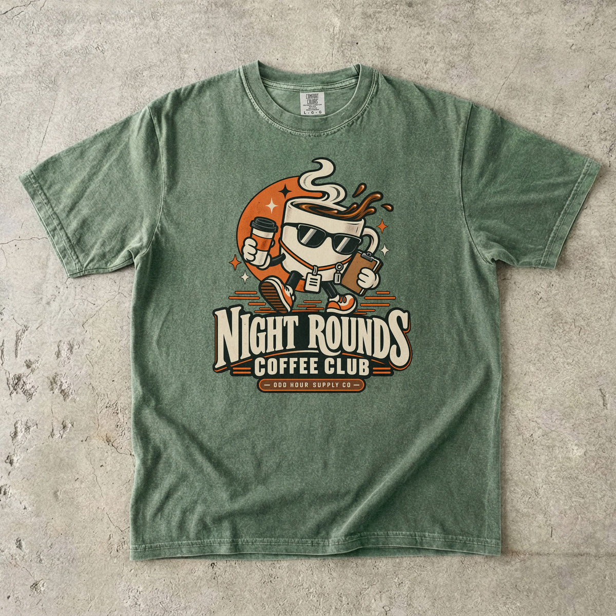 Night Rounds Coffee Club Retro-Kaffee-Maskottchen auf einem Comfort Colors T-Shirt in Moss