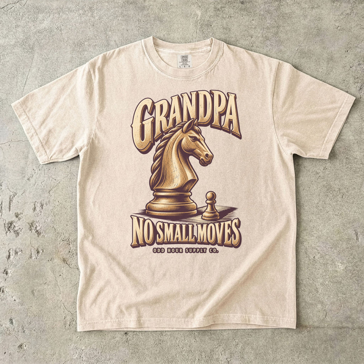 Ivory-T-Shirt mit GRANDPA NO SMALL MOVES, goldenem Schachspringer und Bauer von Odd Hour Supply Co.