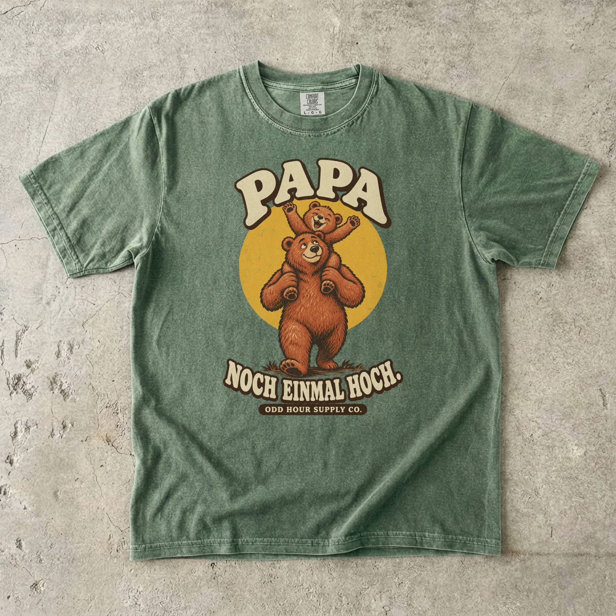 Comfort Colors 1717 T-Shirt in Moss: Großer Bär mit einem winkenden Bärenkind auf den Schultern vor einem gelben Kreis, dazu PAPA, NOCH EINMAL HOCH. und ODD HOUR SUPPLY CO.