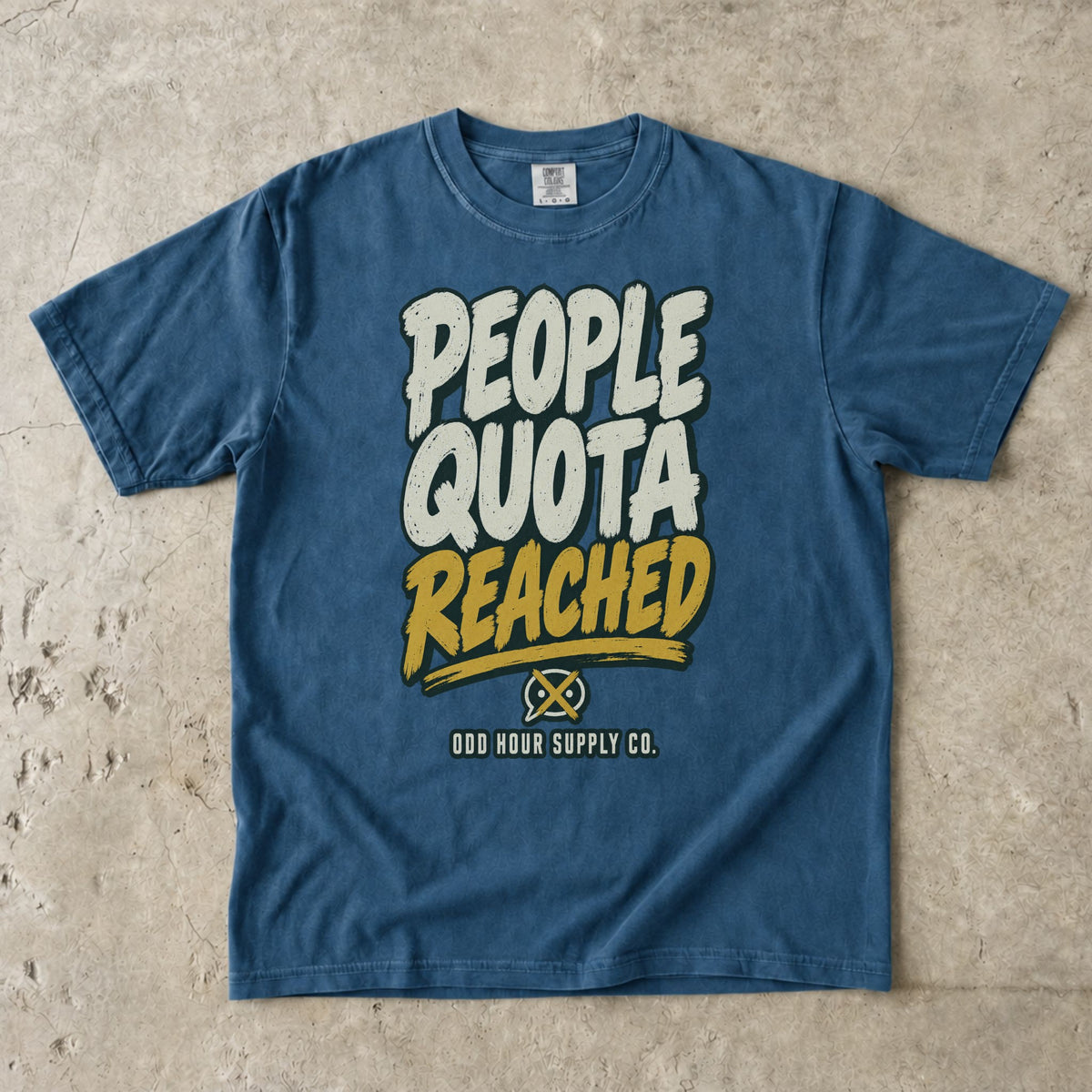 T-Shirt in Midnight mit cremefarbener und senfgelber PEOPLE QUOTA REACHED-Schrift und Odd Hour Supply Co.