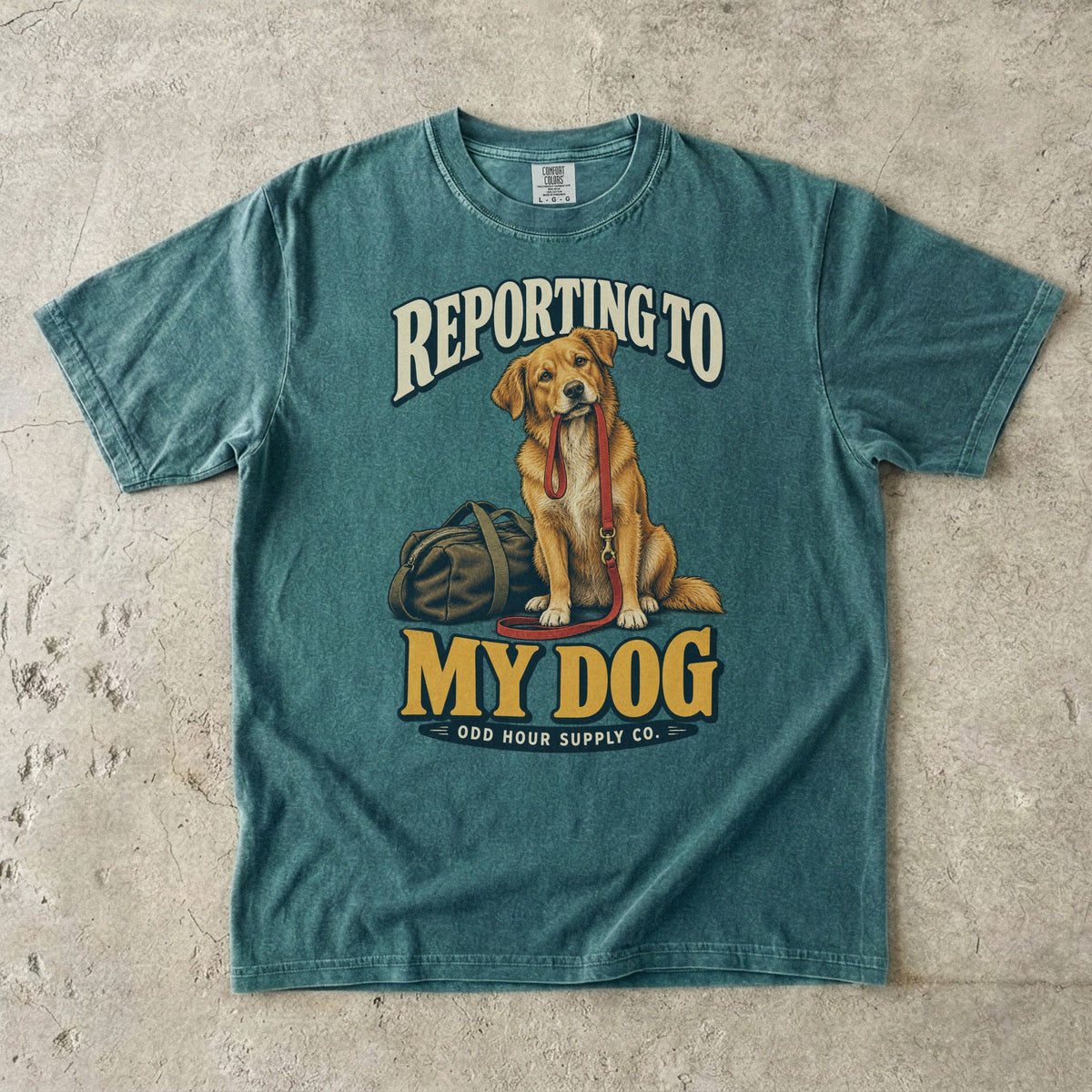 T-Shirt in Blue Spruce mit goldbraunem Hund, roter Leine und REPORTING TO MY DOG von Odd Hour Supply Co.