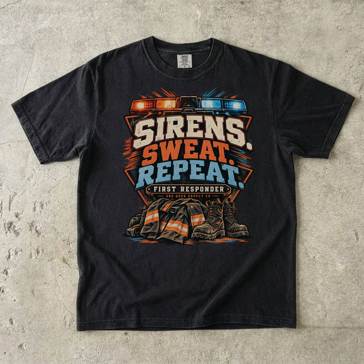 Comfort Colors 1717 T-Shirt in Black mit Sirens Sweat Repeat Frontmotiv, Blaulichtbalken, Einsatzjacke und Feuerwehrstiefeln.