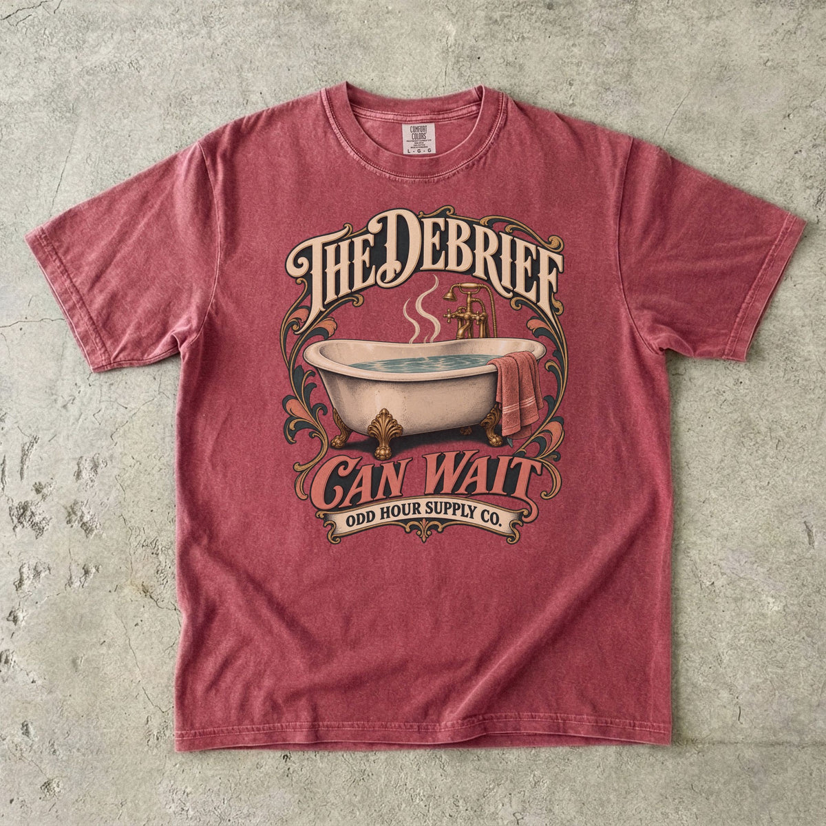 T-Shirt in Brick mit Vintage-Badewanne, THE DEBRIEF CAN WAIT und geschwungenem Odd Hour Supply Co. Branding.