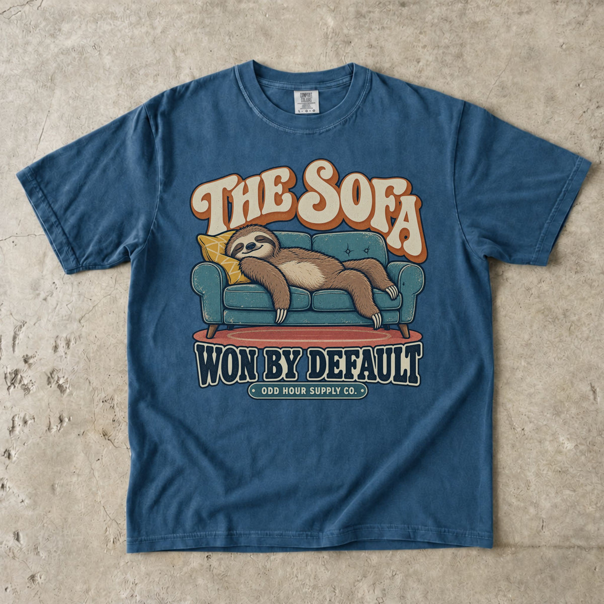 T-Shirt in Midnight mit Faultier auf einem Sofa und THE SOFA WON BY DEFAULT von Odd Hour Supply Co.