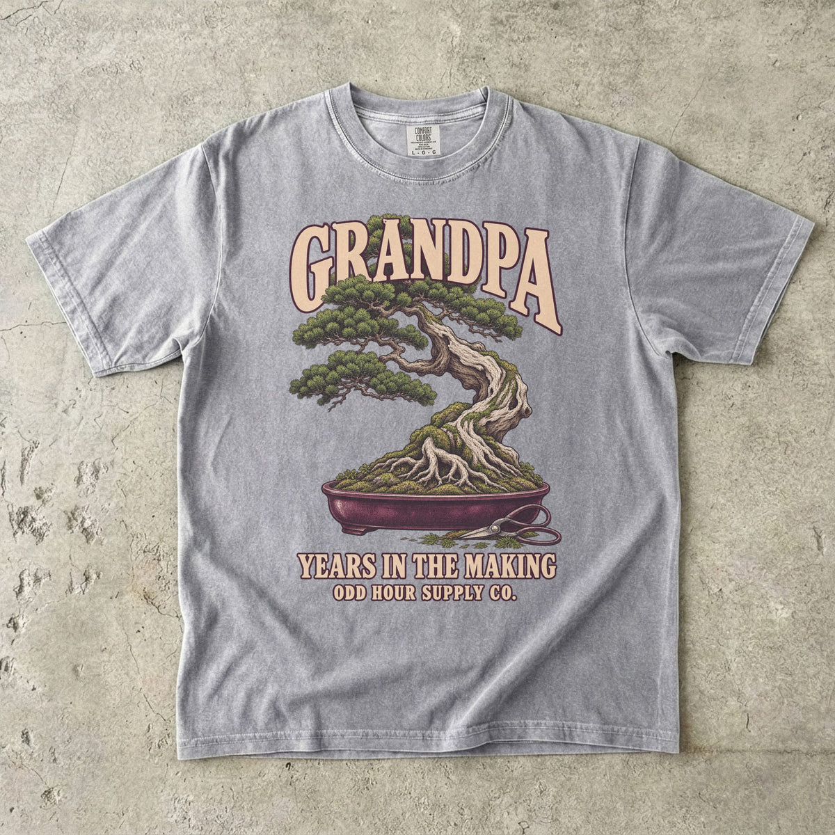Graues T-Shirt mit GRANDPA YEARS IN THE MAKING, Bonsai, sichtbaren Wurzeln und kleiner Schere von Odd Hour Supply Co.
