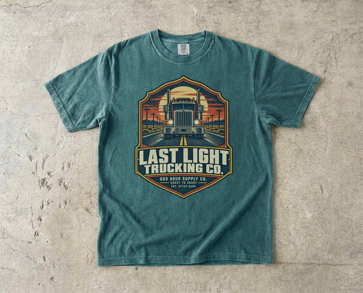 Last Light Trucking Co. T-Shirt in Blue Spruce – Vorderansicht von Odd Hour Supply.