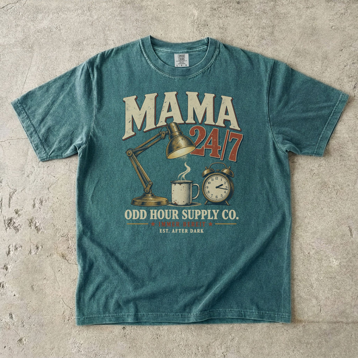 MAMA 24/7 T-Shirt in Blue Spruce mit Retro-Schrift, Tasse, Wecker und Schreibtischlampe, Vorderansicht