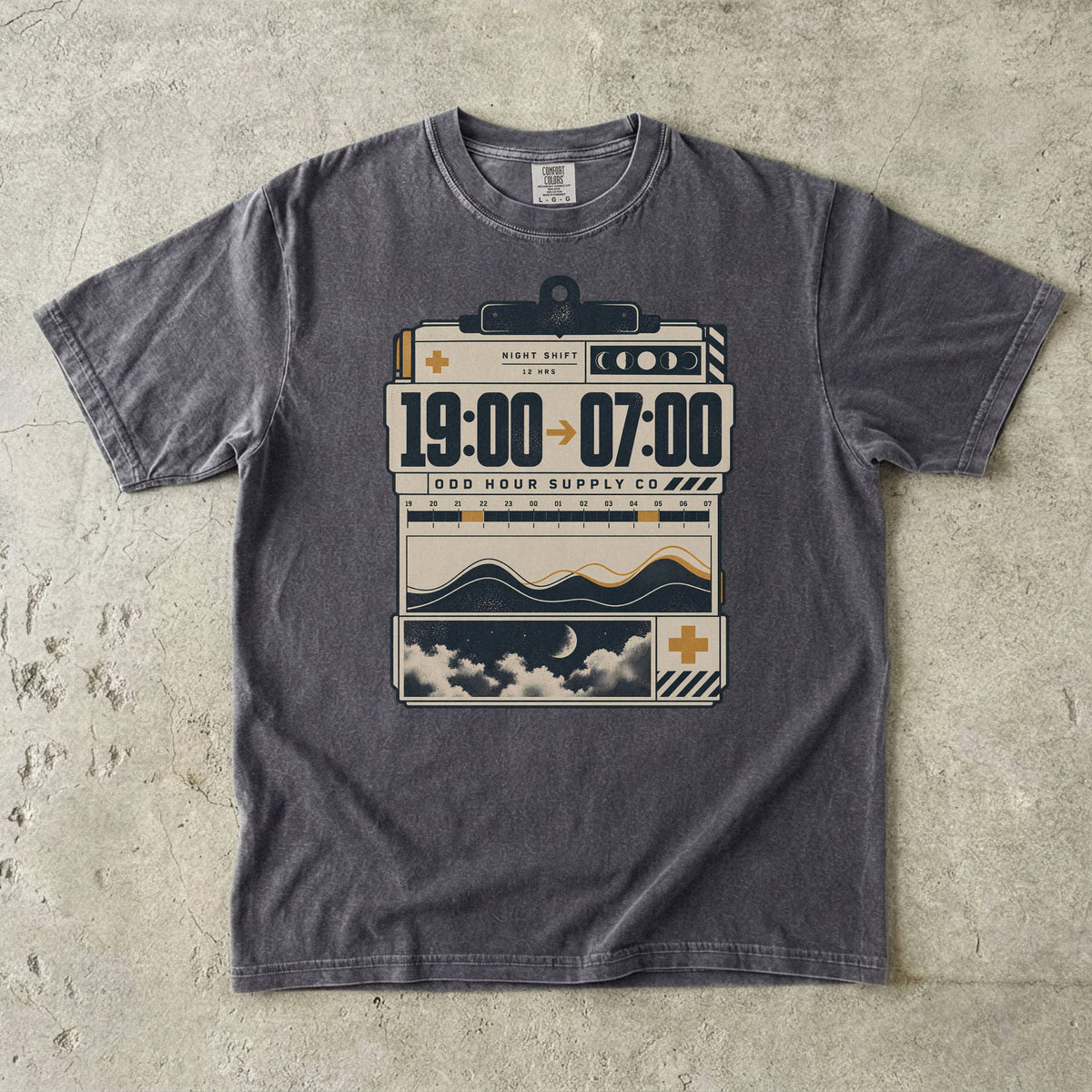 19:00 bis 07:00 Nachtschicht-Motiv auf einem Comfort Colors 1717 T-Shirt in Pepper