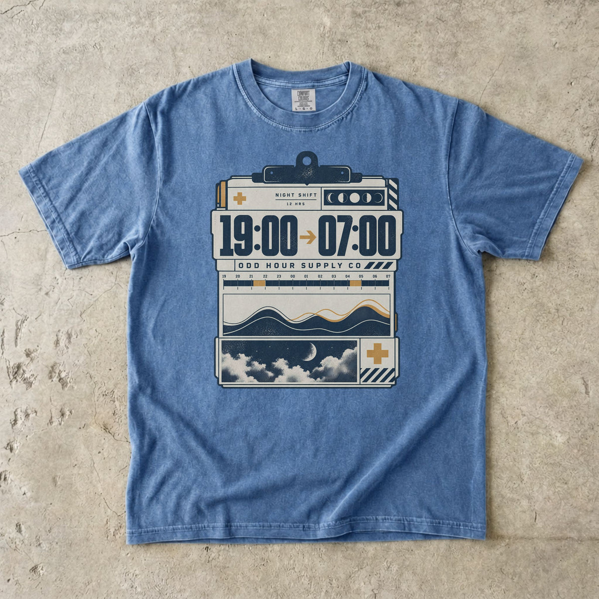 19:00 bis 07:00 Nachtschicht-Motiv auf einem Comfort Colors 1717 T-Shirt in Washed Denim