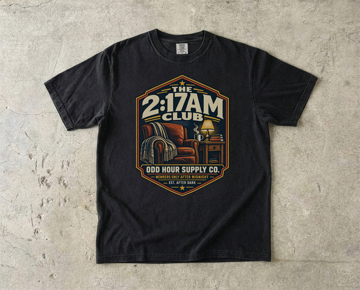 The 2:17AM Club T-Shirt in Schwarz – Vorderansicht von Odd Hour Supply.