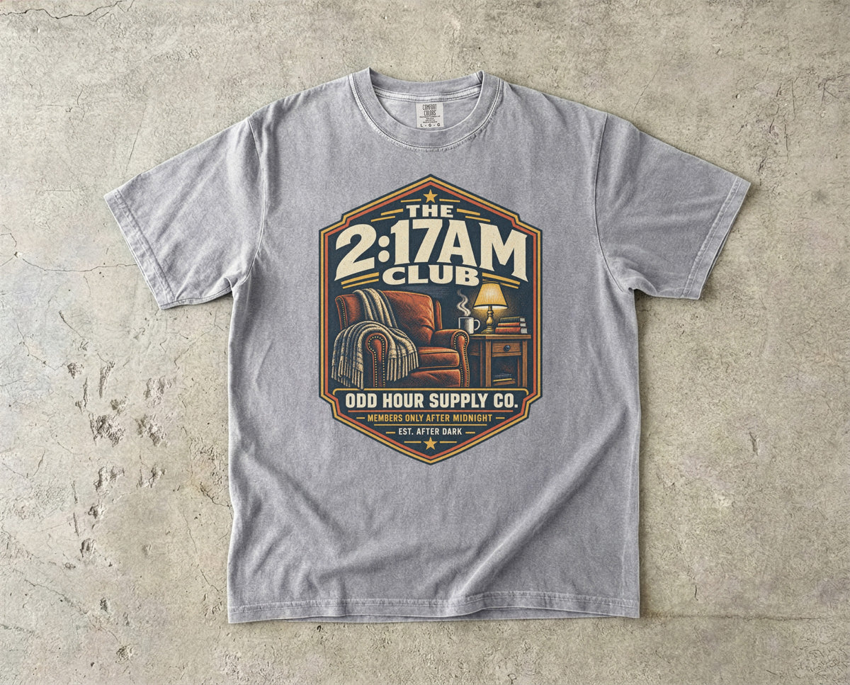 The 2:17AM Club T-Shirt in Grau – Vorderansicht von Odd Hour Supply.