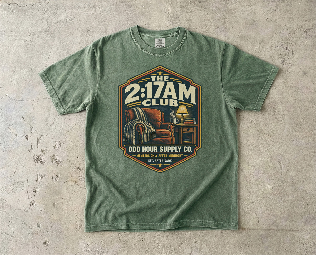 The 2:17AM Club T-Shirt in Moss – Vorderansicht von Odd Hour Supply.