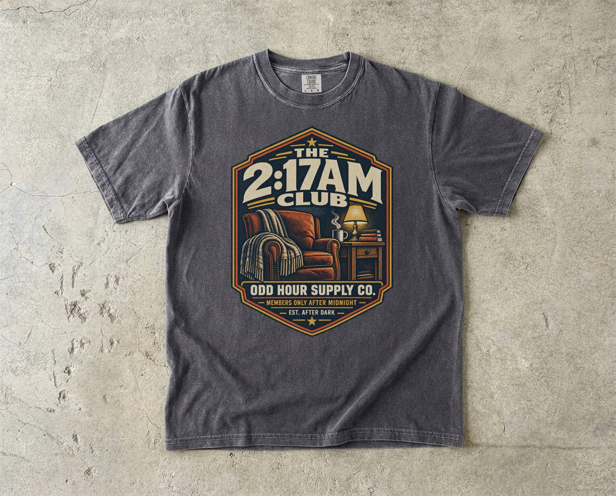 The 2:17AM Club T-Shirt in Pepper – Vorderansicht von Odd Hour Supply.