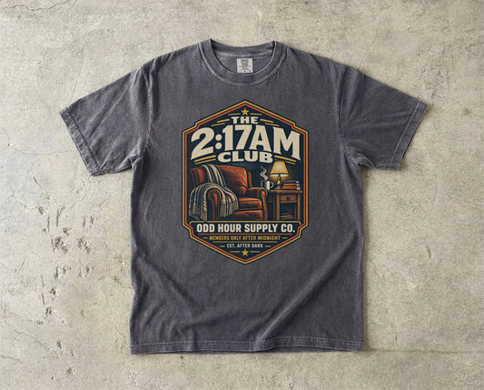 The 2:17AM Club T-Shirt in Pepper – Vorderansicht von Odd Hour Supply.