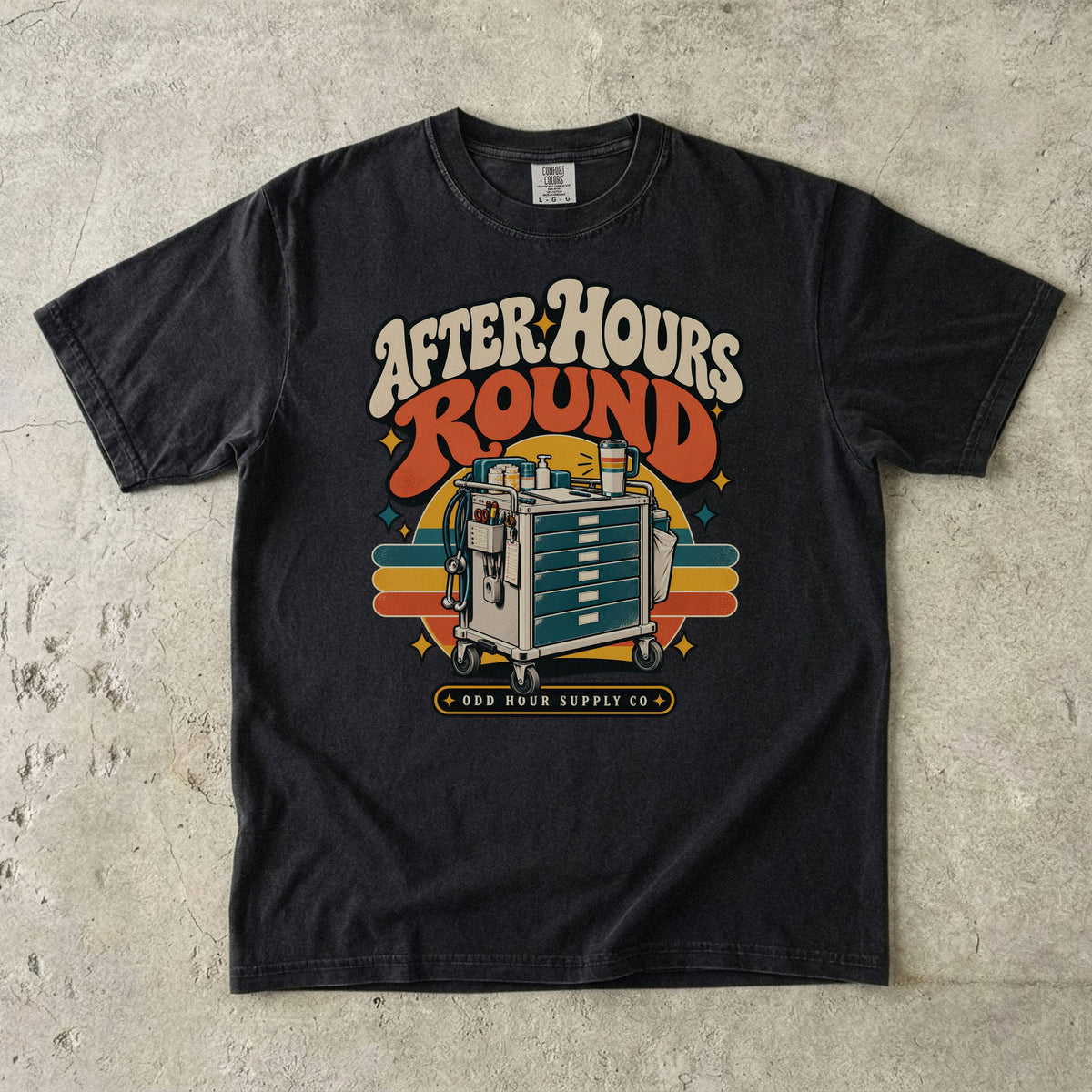 After Hours Round Retro-Pflegewagen-Motiv auf einem Comfort Colors T-Shirt in Black
