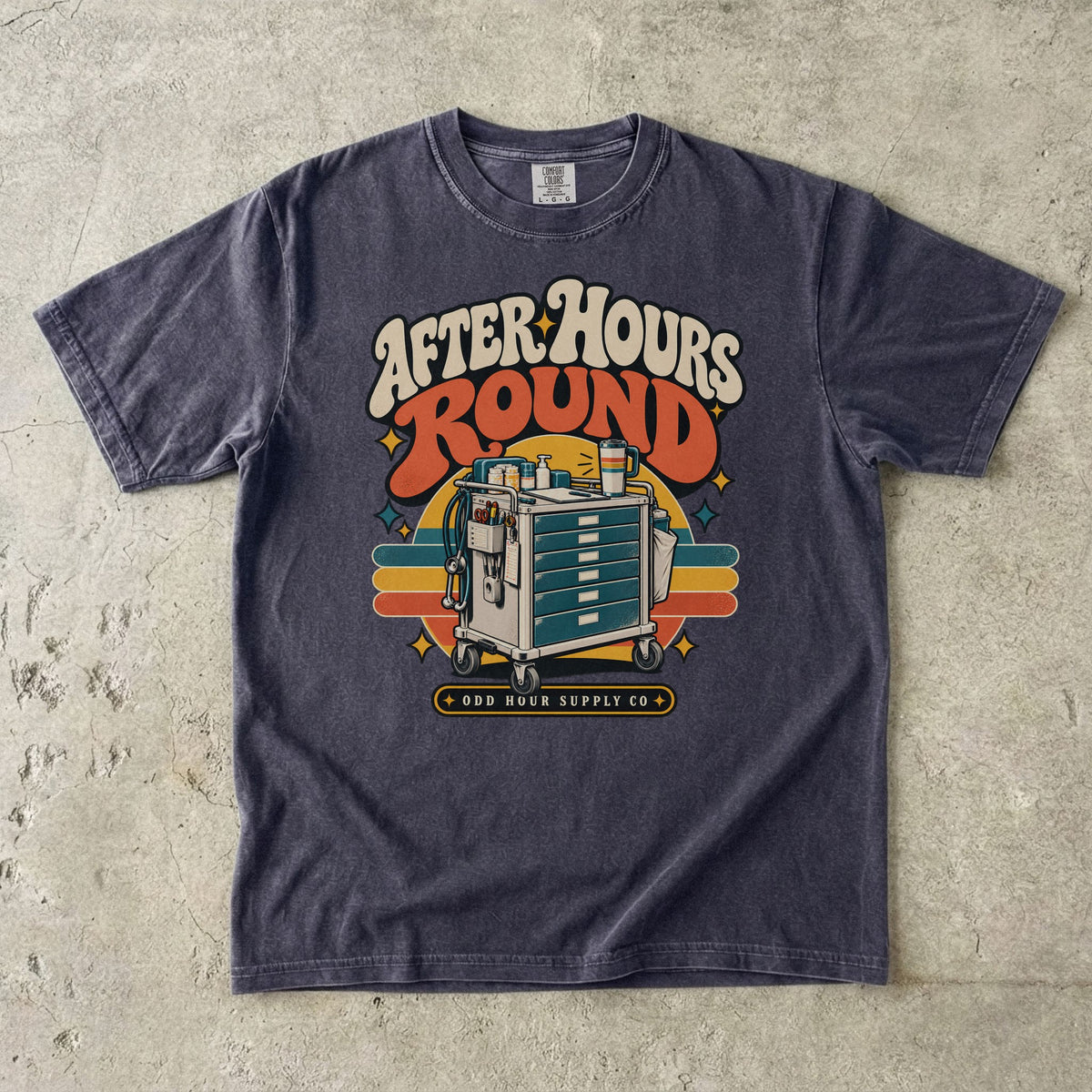 After Hours Round Retro-Pflegewagen-Motiv auf einem Comfort Colors T-Shirt in Graphite