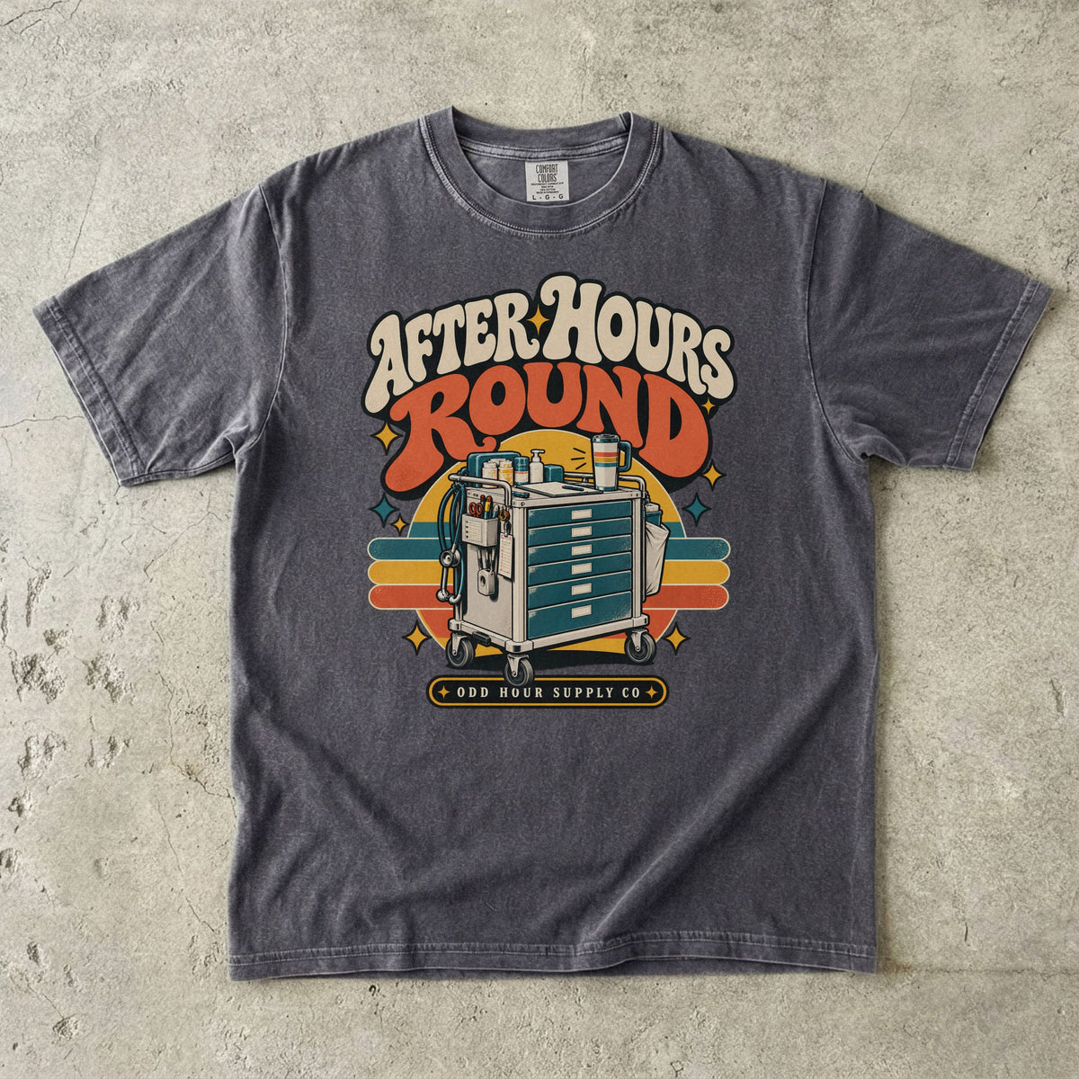 After Hours Round Retro-Pflegewagen-Motiv auf einem Comfort Colors T-Shirt in Pepper