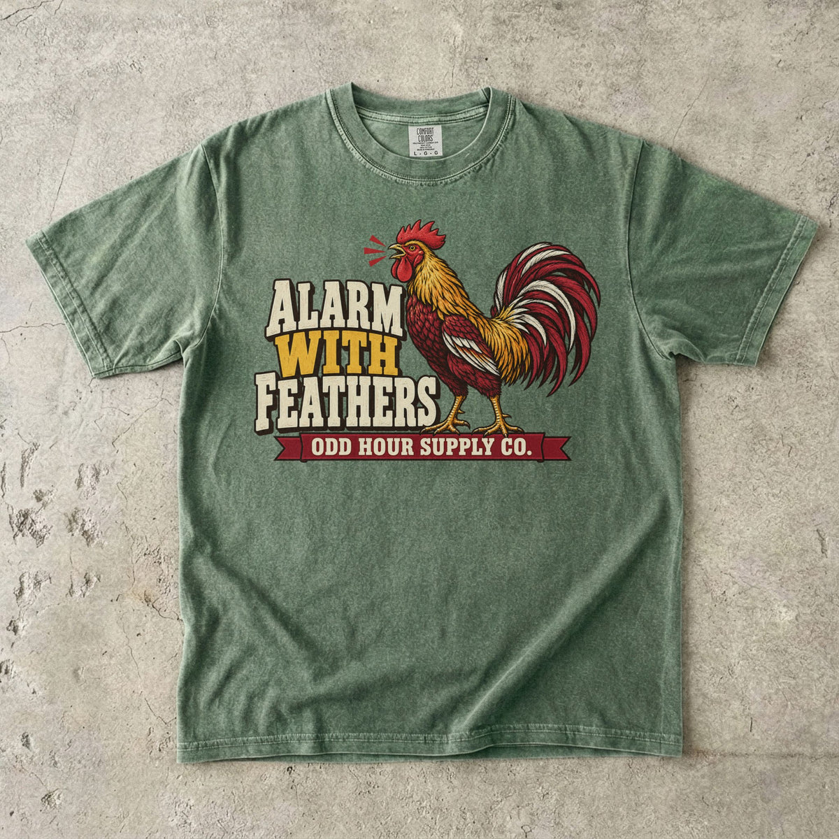 Comfort Colors 1717 T-Shirt in Moss mit dem Motiv Alarm With Feathers, Vorderansicht