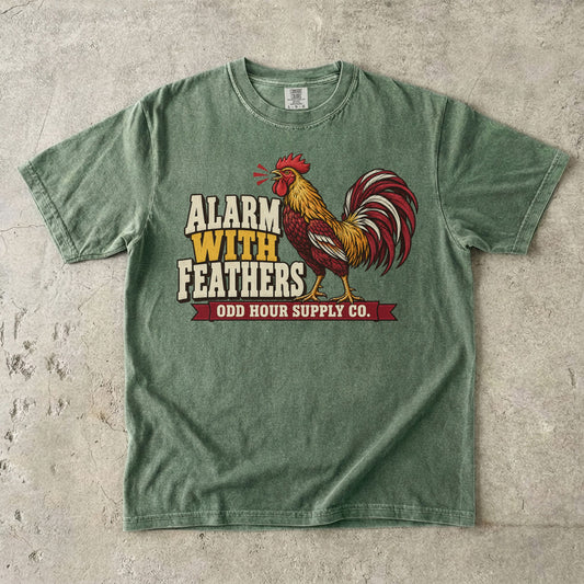 Comfort Colors 1717 T-Shirt in Moss mit dem Motiv Alarm With Feathers, Vorderansicht