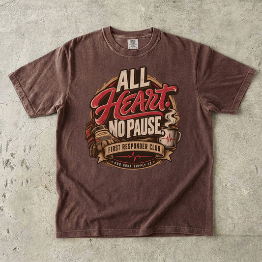 Comfort Colors 1717 T-Shirt in Espresso mit All Heart No Pause Frontmotiv, Einsatzhandschuhen, Kaffeebecher und Odd Hour Supply Schriftzug.