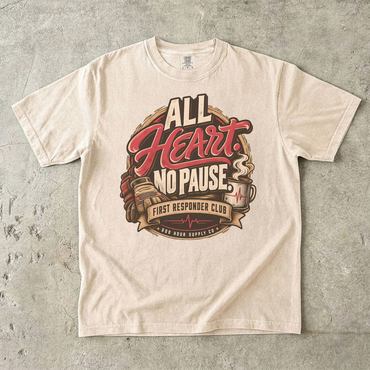 Comfort Colors 1717 T-Shirt in Ivory mit All Heart No Pause Frontmotiv, Einsatzhandschuhen, Kaffeebecher und Odd Hour Supply Schriftzug.