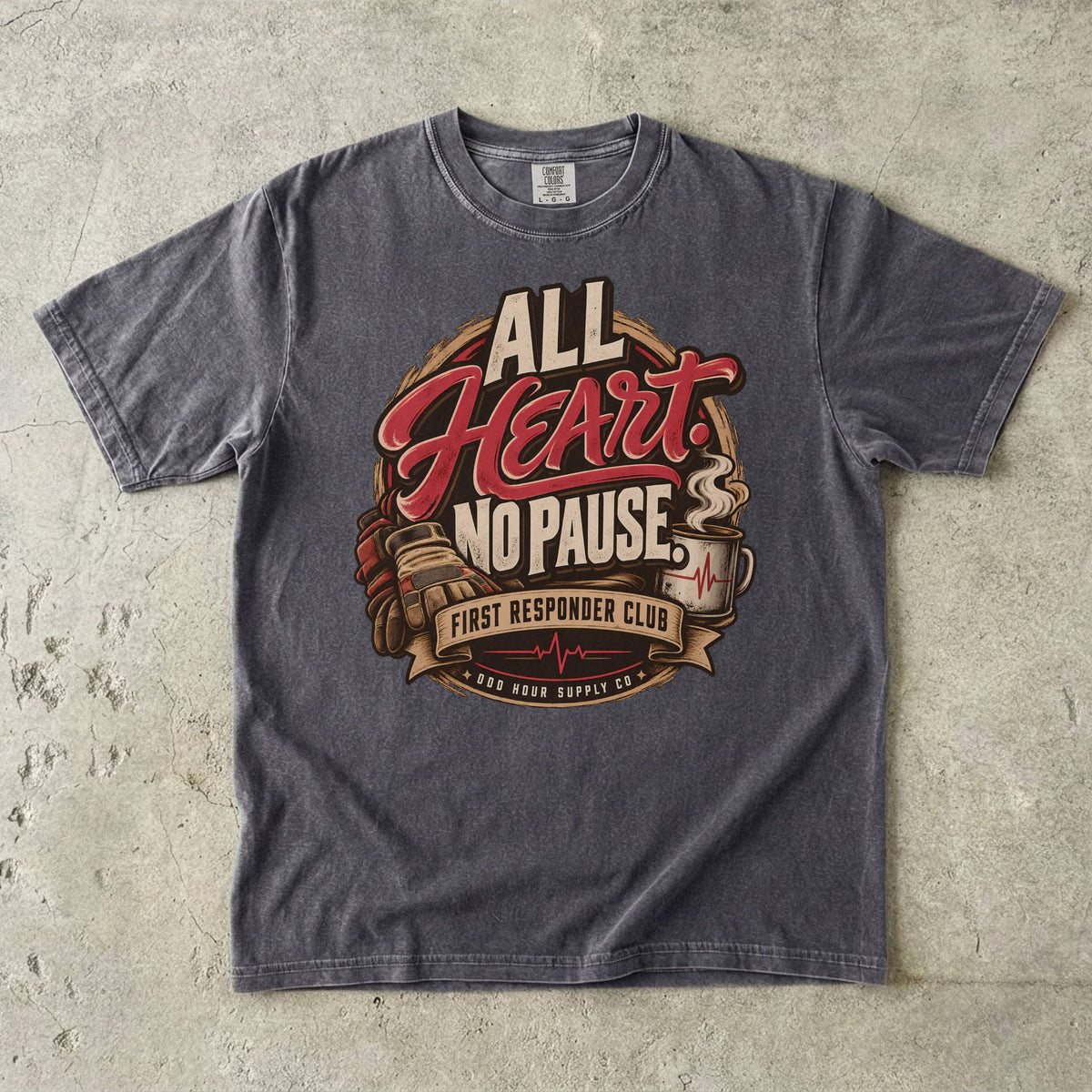 Comfort Colors 1717 T-Shirt in Pepper mit All Heart No Pause Frontmotiv, Einsatzhandschuhen, Kaffeebecher und Odd Hour Supply Schriftzug.