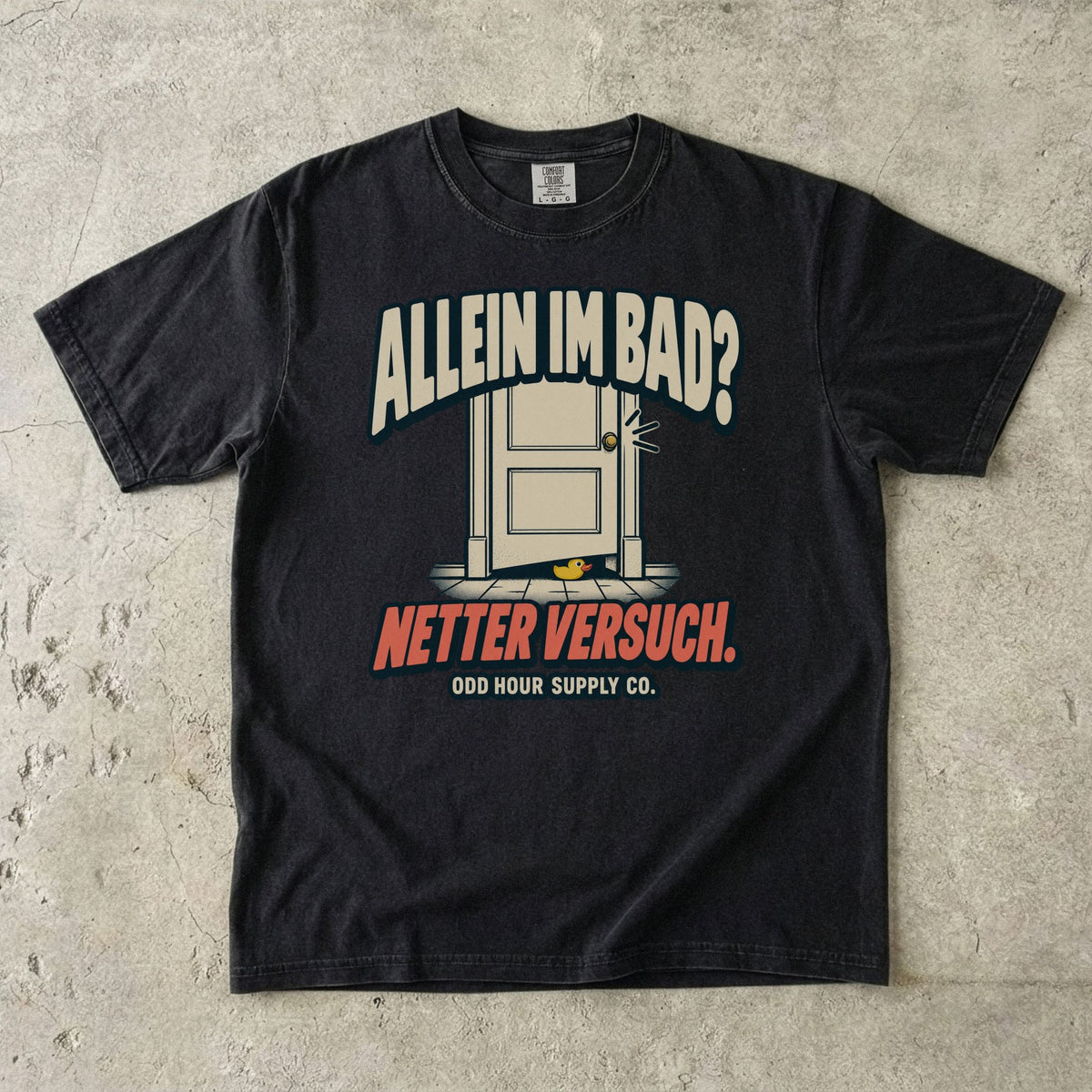 Comfort Colors 1717 T-Shirt in Black mit dem Motiv „Allein im Bad? Netter Versuch“ mit Badezimmertür, Vorderansicht