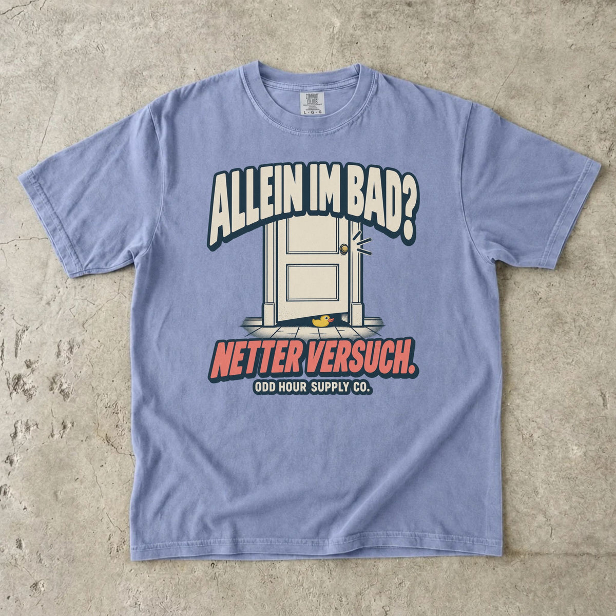 Comfort Colors 1717 T-Shirt in Ice Blue mit dem Motiv „Allein im Bad? Netter Versuch“ mit Badezimmertür, Vorderansicht