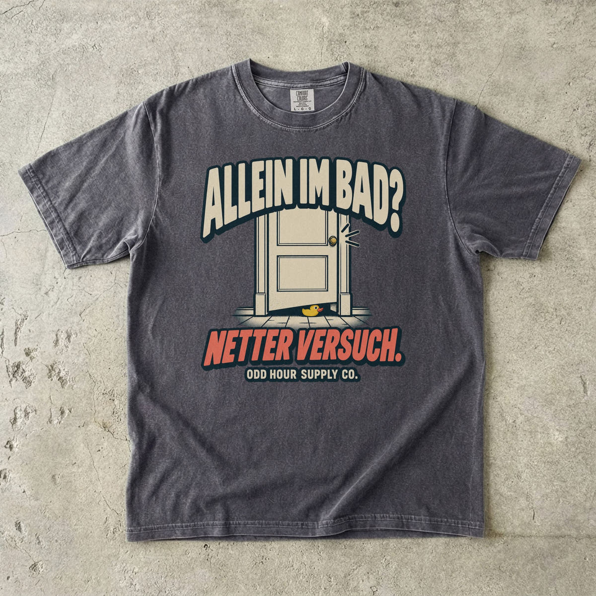 Comfort Colors 1717 T-Shirt in Pepper mit dem Motiv „Allein im Bad? Netter Versuch“ mit Badezimmertür, Vorderansicht