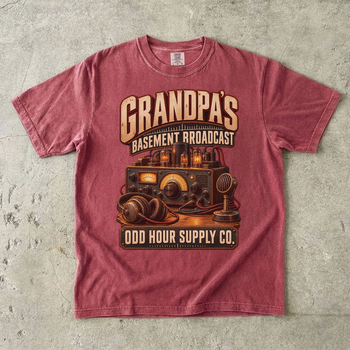 Brick-T-Shirt mit GRANDPA’S BASEMENT BROADCAST, Vintage-Funkgerät, Kopfhörer und Mikrofon von Odd Hour Supply Co.