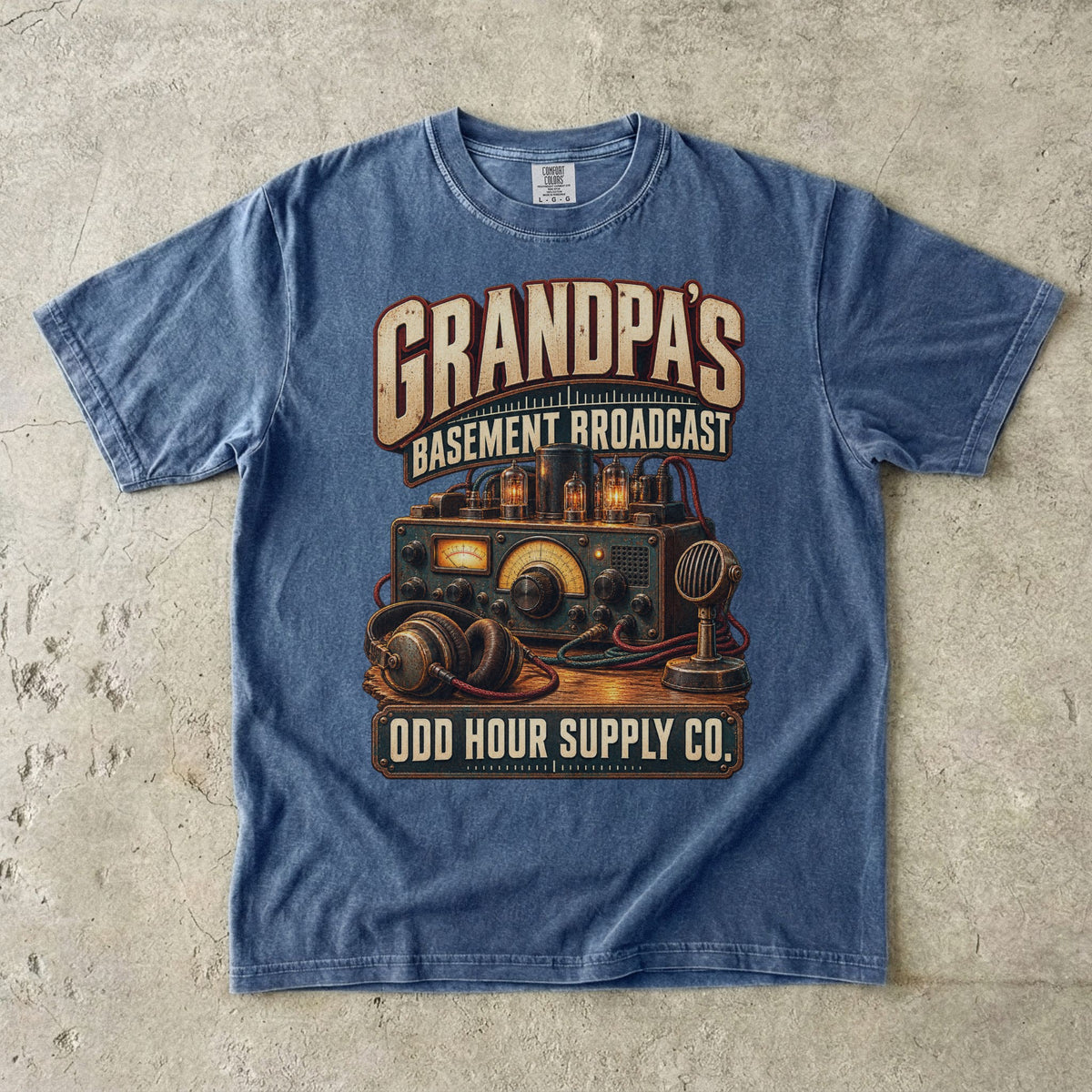 Denim-T-Shirt mit GRANDPA’S BASEMENT BROADCAST, Vintage-Funkgerät, Kopfhörer und Mikrofon von Odd Hour Supply Co.