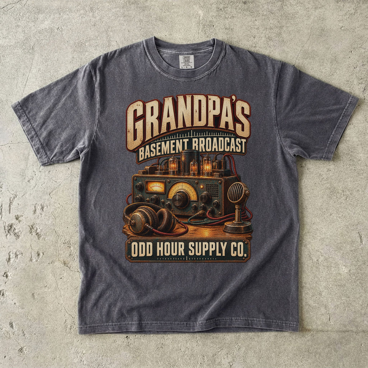 Pepper-T-Shirt mit GRANDPA’S BASEMENT BROADCAST, Vintage-Funkgerät, Kopfhörer und Mikrofon von Odd Hour Supply Co.