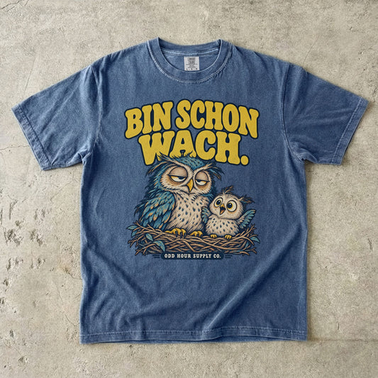 Comfort Colors 1717 T-Shirt in Denim: Müde große Eule und munteres Eulenküken im Nest, darüber BIN SCHON WACH., darunter ODD HOUR SUPPLY CO.