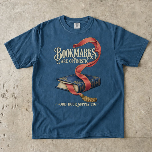 T-Shirt in Midnight mit blauem Buch, rotem Lesezeichen und BOOKMARKS ARE OPTIMISTIC von Odd Hour Supply Co.
