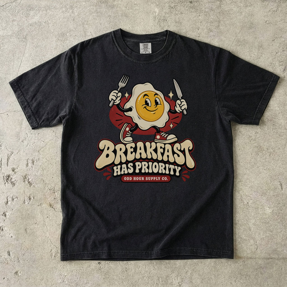 Comfort Colors 1717 T-Shirt in Black mit dem Motiv Breakfast Has Priority, Vorderansicht