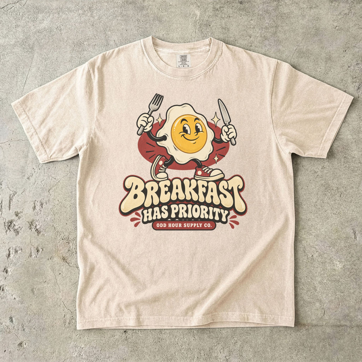 Comfort Colors 1717 T-Shirt in Ivory mit dem Motiv Breakfast Has Priority, Vorderansicht
