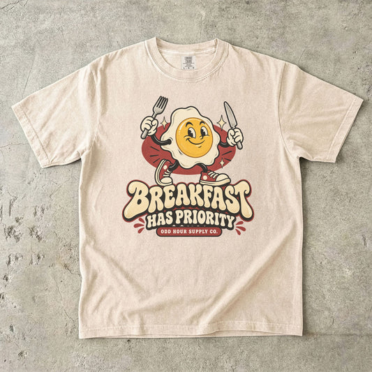 Comfort Colors 1717 T-Shirt in Ivory mit dem Motiv Breakfast Has Priority, Vorderansicht