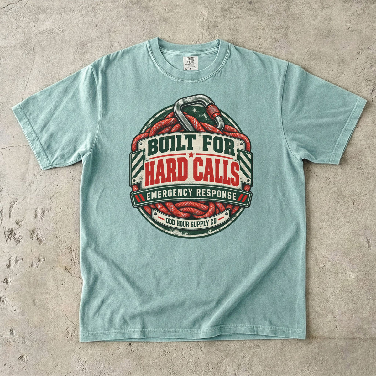 Comfort Colors 1717 T-Shirt in Bay mit Built for Hard Calls Badge, rotem Rettungsseil, Karabiner und Odd Hour Supply Schriftzug.