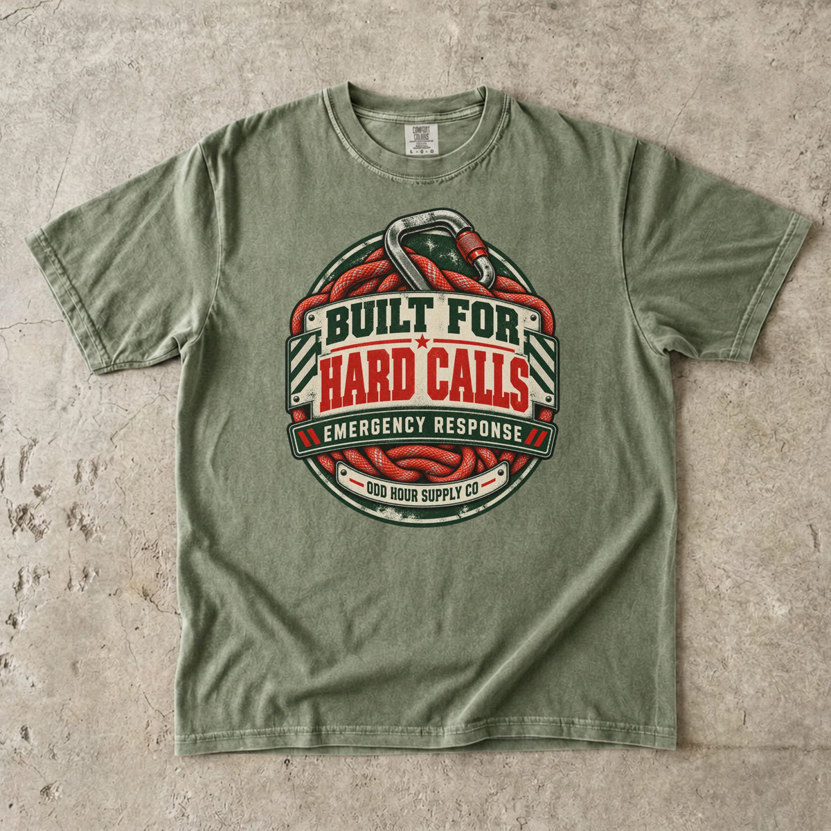 Comfort Colors 1717 T-Shirt in Hemp mit Built for Hard Calls Badge, rotem Rettungsseil, Karabiner und Odd Hour Supply Schriftzug.