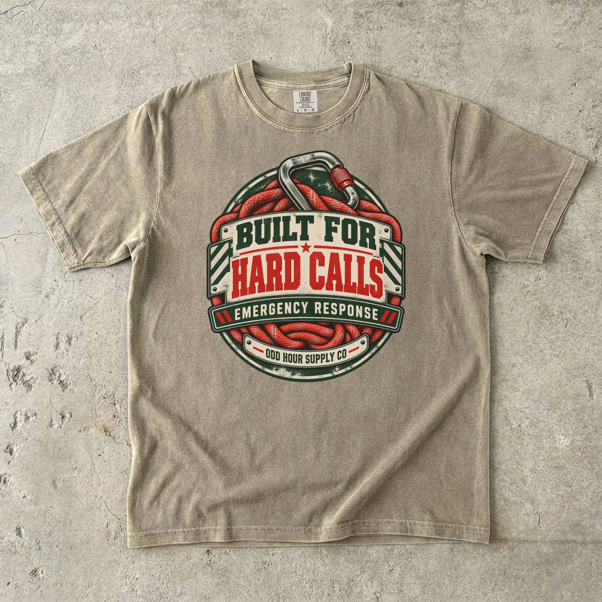 Comfort Colors 1717 T-Shirt in Khaki mit Built for Hard Calls Badge, rotem Rettungsseil, Karabiner und Odd Hour Supply Schriftzug.