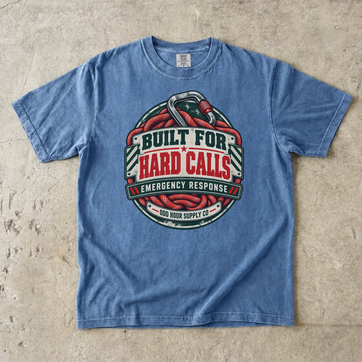 Comfort Colors 1717 T-Shirt in Washed Denim mit Built for Hard Calls Badge, rotem Rettungsseil, Karabiner und Odd Hour Supply Schriftzug.